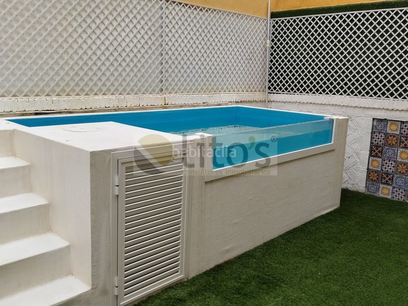 Foto e9614a1c-401f-4254-8ff2-c7e9c86efea3. Casa adossada amb aparcament piscina a Arco Norte - Avda España Dos Hermanas