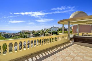 Casa en Hacienda Torrequebrada. Amplia villa de lujo en una popular zona residencial junto al ca