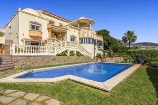 Casa a Hacienda Torrequebrada. Amplia villa de lujo en una popular zona residencial junto al ca