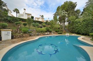 House in Calahonda. Villa en calahonda con jardín privado y piscina comunitaria