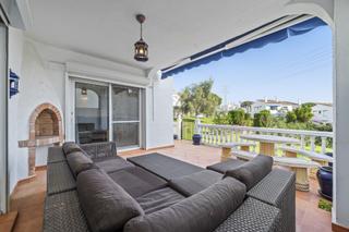 Maison à Calahonda. Villa con piscina comunitaria cerca de la playa y restaurentes