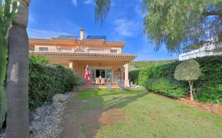Casa pareada en Riviera del Sol. Casa con un amplio jardín privado