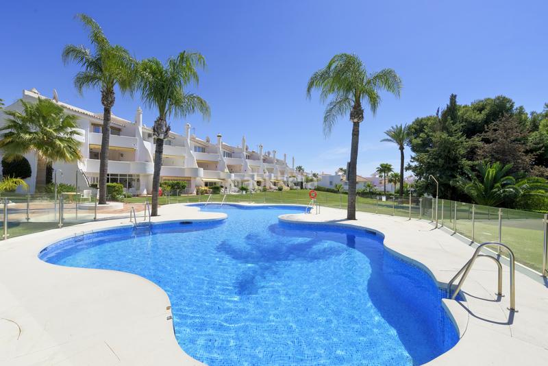 Foto aa0b0201-f3e7-4d32-9f81-da99f384f6bf. Planta baixa amb aparcament piscina a Calahonda Mijas