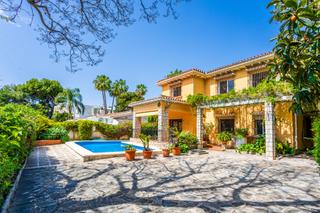 Casa a Puerto Marina. Villa de ocho dormitorios en ubicación privilegiada de benalmáde