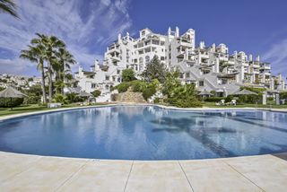 Apartamento en Calahonda. Apartamento recientemente reformado con vistas panorámicas al ma