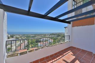 Apartament a Calahonda. Apartamento recientemente reformado con vistas panorámicas al ma