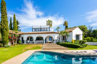 Casa a Hacienda Las Chapas. Elegante villa clásica con lujo moderno y vistas al mar en hacie