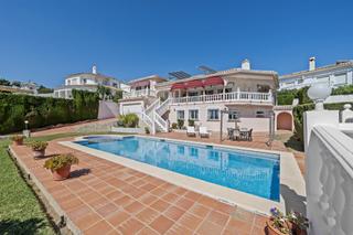 Maison à El Faro de Calaburra - Chaparral. Amplia villa de cuatro dormitorios con piscina privada y vistas