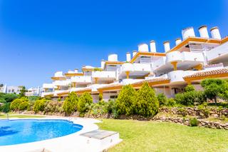 Apartament a Calahonda. Impresionante apartamento en primera línea de golf con vistas al