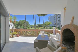 Apartament a Calahonda. Moderno y espacioso apartamento de tres dormitorios en ubicación
