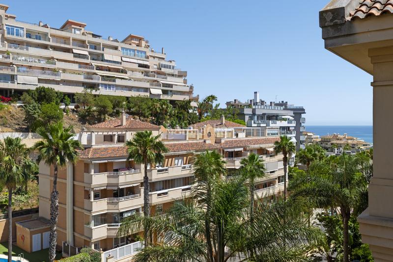 Foto 2e6b8dcf-4a34-430a-9e6b-88f7ae7d68c4. Maison jumelée avec parking piscine dans Zona Centro Comercial Torrequebrada Benalmádena