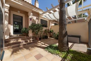 Casa aparellada a Zona Centro Comercial Torrequebrada. Amplia casa adosada cerca de la playa y el golf en torrequebrada