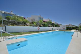 Casa a Calahonda. Hermoso bungalow de 3 dormitorios completamente reformado con vi