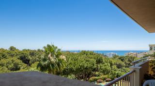 Apartament a Calahonda. Amplio apartamento de un dormitorio con vistas al mar en la part