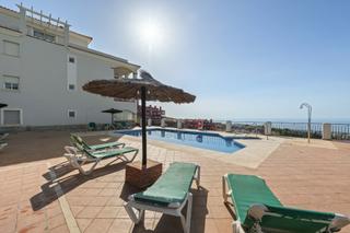Planta baixa a Calahonda. Amplio apartamento en planta baja con vistas panorámicas al mar