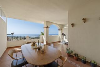 Planta baixa en Calahonda. Amplio apartamento en planta baja con vistas panormicas al mar