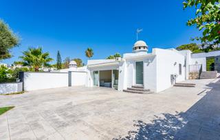 Haus in Calahonda. Encantadora villa renovada de una sola planta en la zona baja de