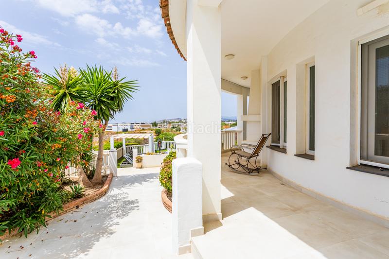 Foto bc5e7fb1-802e-4a52-bdef-e5265a2f0e93. Casa hermosa villa a solo 300 metros de la playa de el chaparral en Mijas