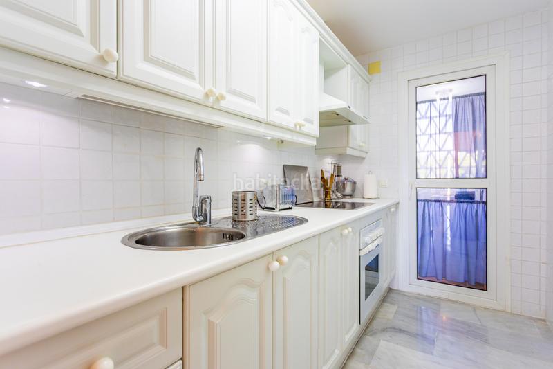 Foto 0c0767bc-c016-4e9a-8dd4-64eaaebe9b98. Apartamento amplio apartamento de un dormitorio junto a la playa con impresionantes vistas al mar. en Mijas