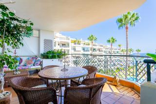 Apartament en Calahonda. Amplio apartamento de un dormitorio junto a la playa con impresi