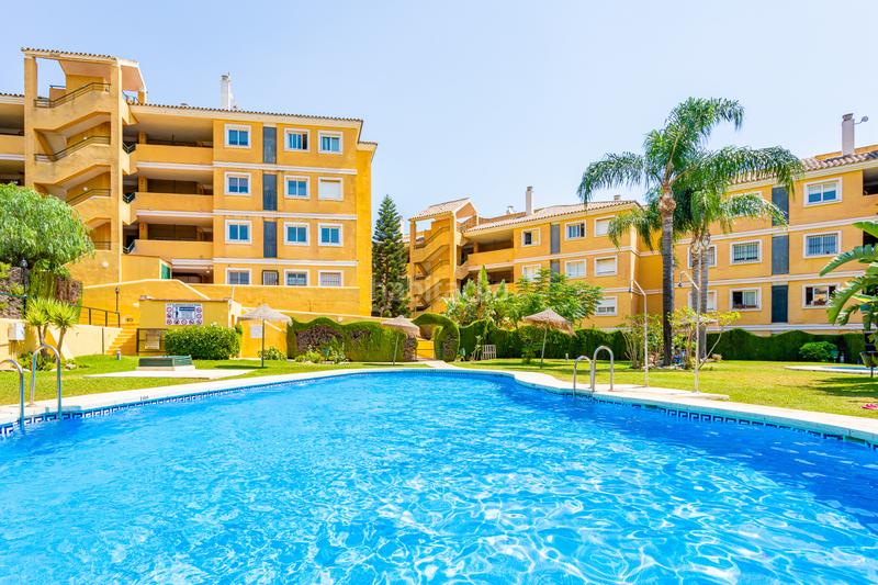 Foto 798bea22-3901-428f-9a17-1cdd6b36fedf. Planta baja encantador apartamento en esquina en planta baja con amplio jardín y vistas al mar en Riviera del Sol en Mijas