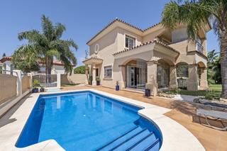 Casa a Riviera del Sol. Impecable villa independiente con piscina privada en riviera del