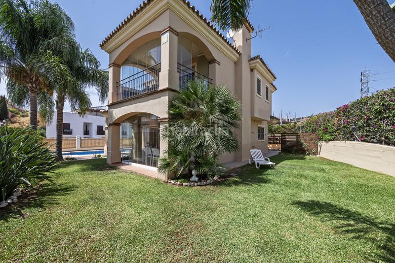 Foto 8995f8cb-59ab-487b-b3e1-0705db66fd80. Casa impecable villa independiente con piscina privada en Riviera del Sol, costa en Mijas