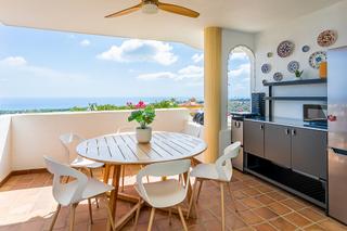 Apartament en Calahonda. Impresionante apartamento orientado al suroeste con vistas panor