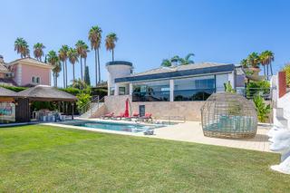 Maison à Mijas Golf. Elegante villa renovada con lujosas comodidades  primera línea e
