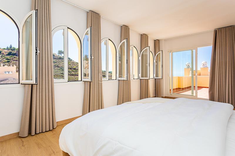 Foto 5a67c5c9-e69c-4223-acbe-d58a2c1dee81. Ático impresionante ático dúplex completamente reformado en Elviria, este en Marbella