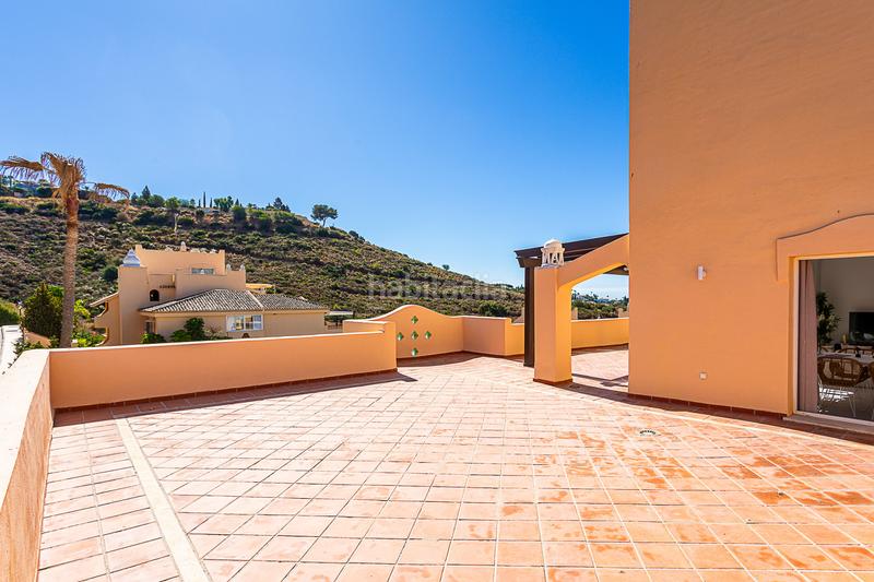 Foto 5c01485a-d3bb-4c71-8512-21e1337bbad6. Ático impresionante ático dúplex completamente reformado en Elviria, este en Marbella