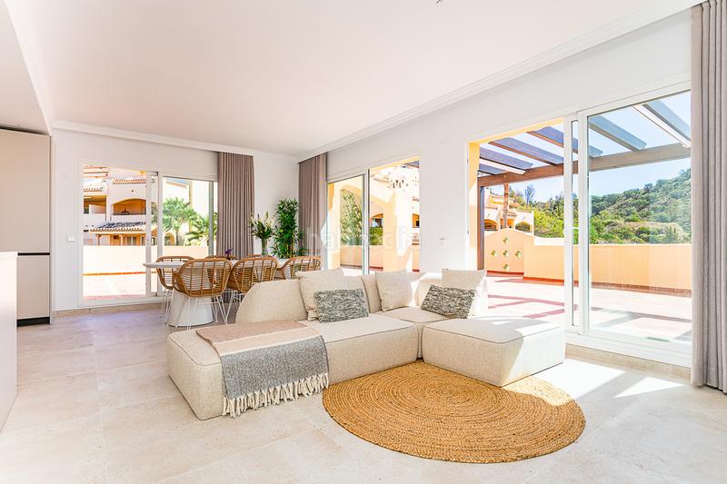 Foto ab95e92f-1fec-4664-be29-3718d42fb74c. Ático impresionante ático dúplex completamente reformado en Elviria, este en Marbella