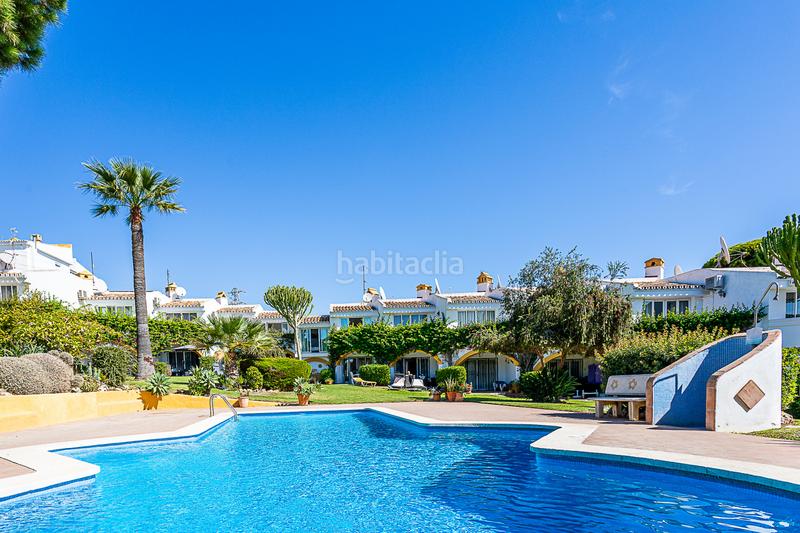 Foto fc6fc0ae-e347-4d7b-93d5-3e40715587b4. Casa adossada amb piscina a Calahonda Mijas