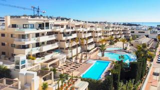 Appartement à La Cala Mijas. Moderno apartamento de tres dormitorios con vistas al mar en cal