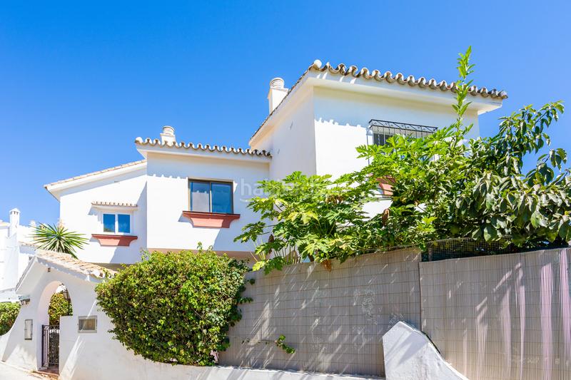 Foto 4f212876-cb53-4e1e-b0d0-7cf85e1abe1f. Casa aparellada amb piscina a Calahonda Mijas