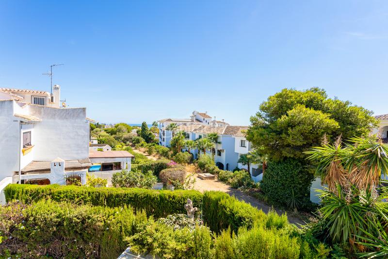 Foto 88a76eb3-9c48-4a3e-b00c-517bd423eed1. Casa aparellada amb piscina a Calahonda Mijas