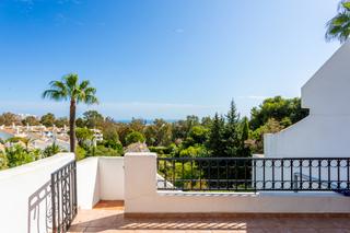Maison jumelée à Calahonda. Elegante adosado de cuatro dormitorios con vistas al mar y apart