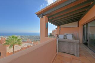 Apartamento en Calahonda. Apartamento de dos dormitorios con impresionantes vistas al mar