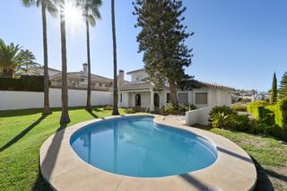 Maison à Hipódromo - Cerrado del Águila. Villa independiente con jardín privado y piscina en cerros del á