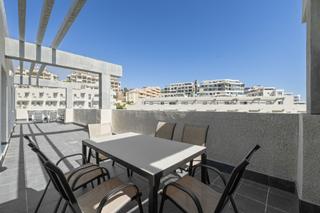 Àtic a Riviera del Sol. Elegante ático de dos dormitorios con vistas panorámicas en rivi
