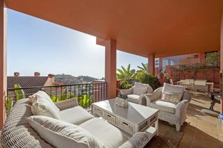 Planta baixa a Calahonda. Amplio apartamento en planta baja elevada con gran terraza en ca