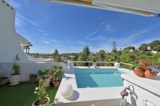 Àtic a Calahonda. Ático de 3 dormitorios con piscina privada y vistas al mar en la