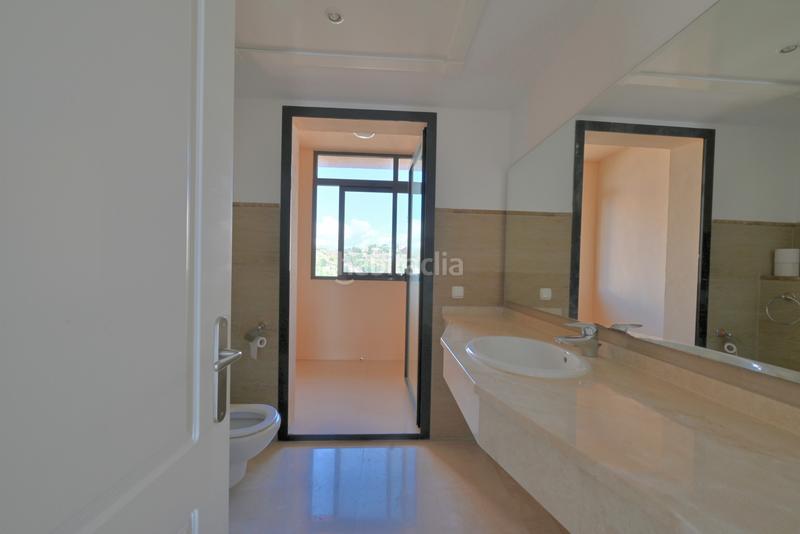 Foto b89ca769-192b-49d2-ae3e-bbd54309f72f. Ático espectacular ático dúplex con vistas panorámicas al mar en Calahonda en Mijas