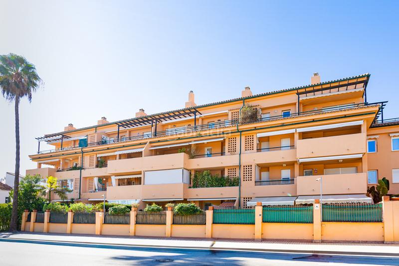 Foto 00c1d959-c6e4-4420-af76-d9b4d9b90ead. Apartamento fantástico apartamento esquinero reformado con vistas al mar en alicate playa en Marbella
