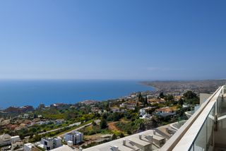 Penthouse in La Capellanía - El Higuerón. Ático dúplex de lujo con vistas panorámicas al mar en benalmáden
