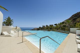 Penthouse in La Capellanía - El Higuerón. Ático dúplex de lujo con vistas panorámicas al mar en benalmáden