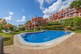 Planta baixa a Calahonda. Amplio apartamento en planta baja con un gran jardín privado y t