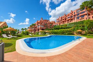 Piano terra in Calahonda. Amplio apartamento en planta baja con un gran jardín privado y t