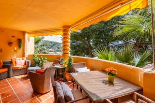 Apartament a Calahonda. Amplio apartamento de dos dormitorios con gran terraza en calaho