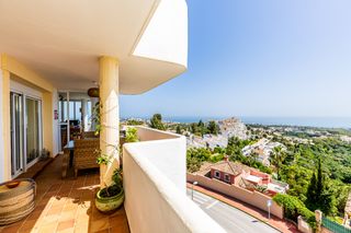 Apartment in Calahonda. Magnífico apartamento esquinero reformado con vistas panorámicas